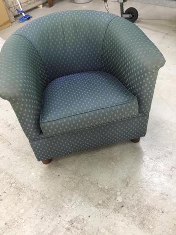 Blauwe stoel rond model van stof met houten poten