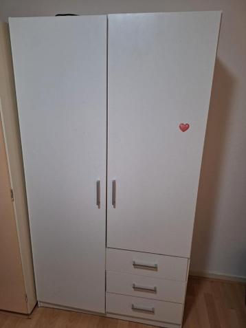 Witte kledingkast met lades