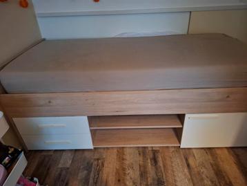 Gratis 1 pers bed met opberg. 90 200. Bodem en matras