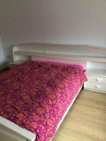 Bed incl. ombouw/nachtkastjes, twijfelaar 1.40x2.00 mtr