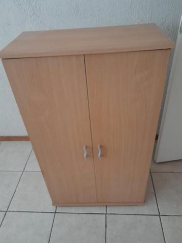 Houten kast met deuren en planken