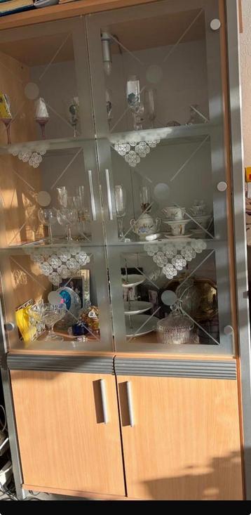 Vitrinekast met glazen deuren