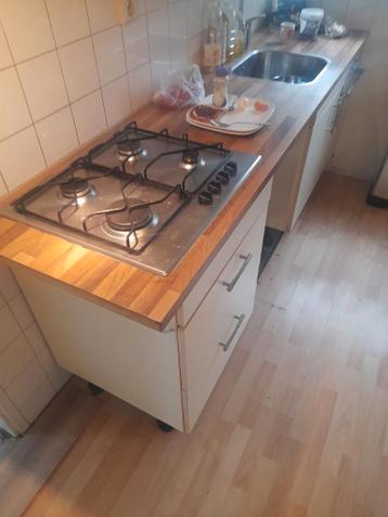 Keukenblok met gastoestel, spoelbak en kastjes - 2.4 meter