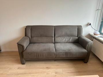 Grijze 2,5-zits bank gratis af te halen in Zoetermeer