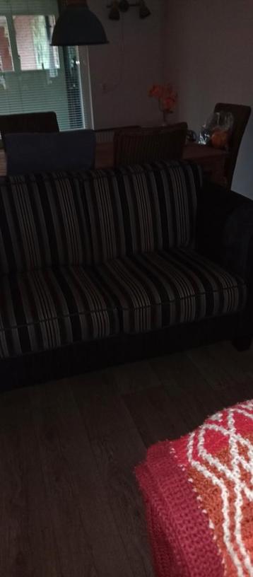 Ruime 2-zits bank met gestreepte bekleding