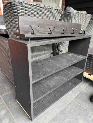 Zelfgemaakte Zwarte kapstok met schoenenrek op wielen