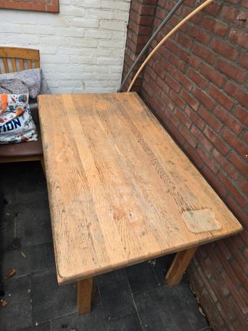 Houten tafel met 4 stoelen