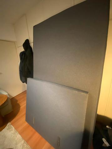 Gratis bed met hoofdeinde en matras