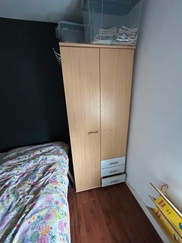 GRATIS kledingkast mits u de boekenkast koopt