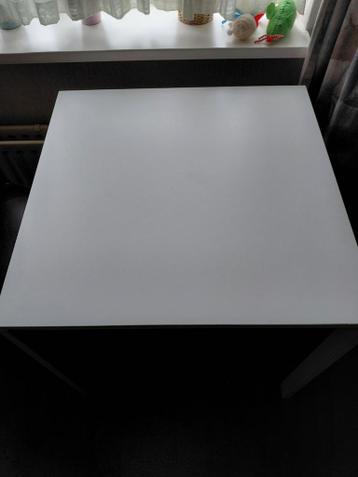 Witte tafel klein en twee stoelen