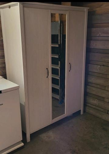 Grote witte Ikea kledingkast - Gratis!