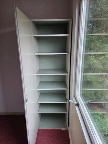 Witte kast met planken