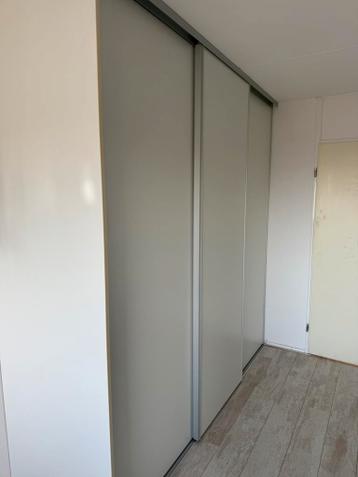 Witte grote kledingkast (243 x 243 x 73)