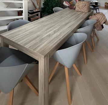 Lange houten eettafel