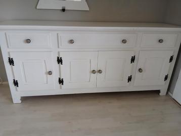 Gratis Dressoir 2 meter. Zware kast. Blad heeft wat krassen.