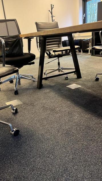 Grote eettafel met stalen onderstel