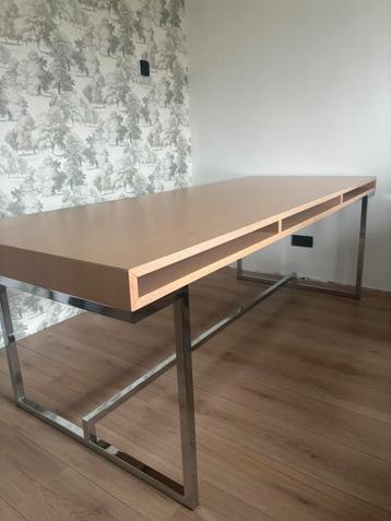 Ruime 6 persoons houten eettafel met opbergvakken.