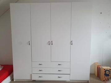 Ruime witte kledingkast met lades