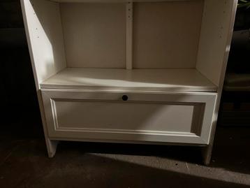 Witte kast met lade