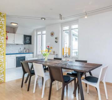 Tafel en 4 witte en 4 zwarte stoelen