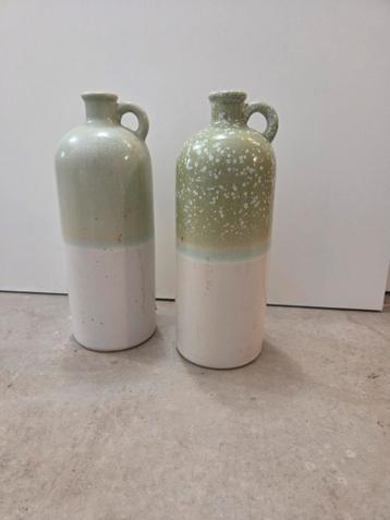 Twee decoratieve kannen / kruiken