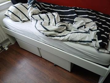 Eenpersoonsbed met lades