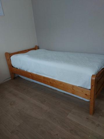 1 persoonsledikant met lattenbodem.