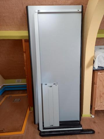 bureau met metalen onderstel