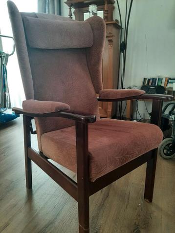 Deze oudroze stoel zit heerlijk en is gratis op te halen