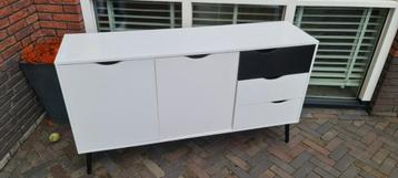 Moderne wandmeubel / dressoir met lades en deuren