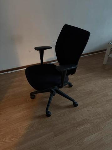 Zwarte bureaustoel - ophalen voor donderdagavond.