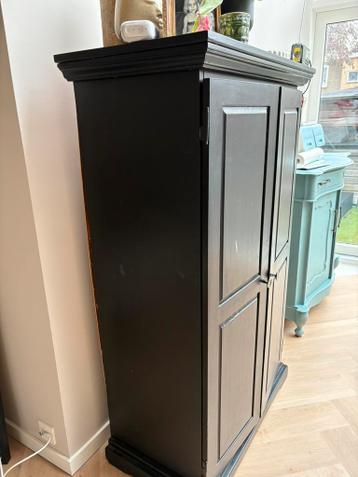 Zwarte houten kast