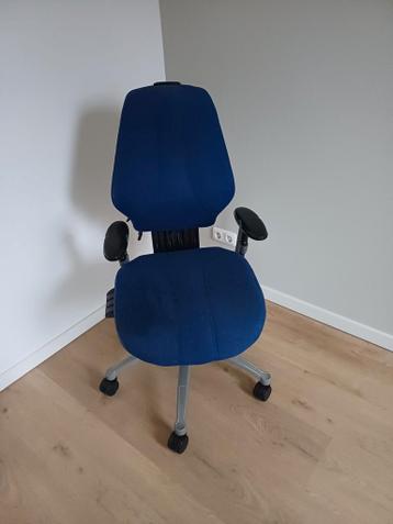 Blauwe bureaustoel in goede staat