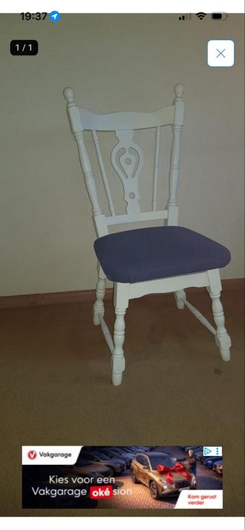 Witte houten stoel met blauwe zitting