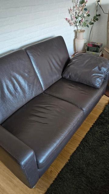 Tweezitsbank van donkerbruin leer (“Montel”)