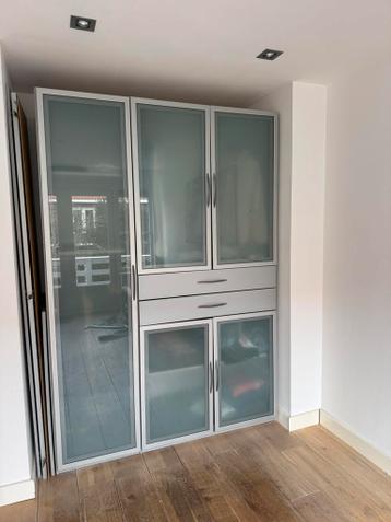 Gratis! Mooie, ruime kledingkast