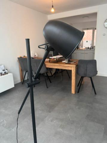 Zwarte staande lamp