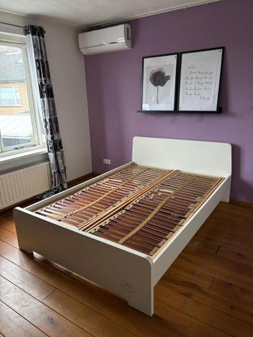 Gratis bed 140x200 - Beschadiging, maar prima te gebruiken!