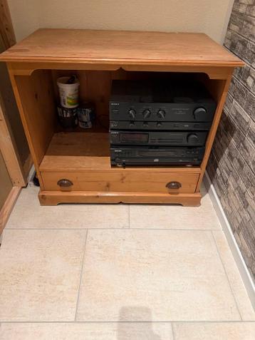 Houten Meubel met Stereo Installatie