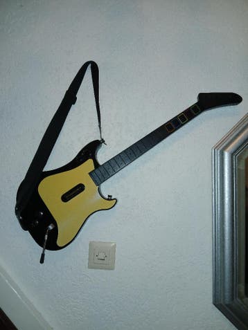 2 x Gitaar,  karaoke, luchtgitaarspel of decor aan de muur