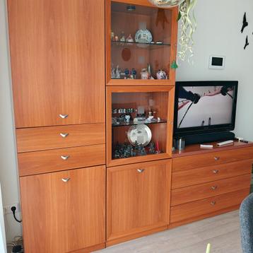 Wandmeubel. 220 breed maar bestaat uit losse kasten