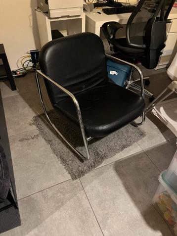 Stijlvolle zwarte schommelstoel met chromen frame