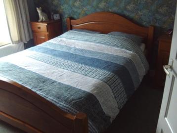 2 PERSOONSBED MET NACHTKASTJES