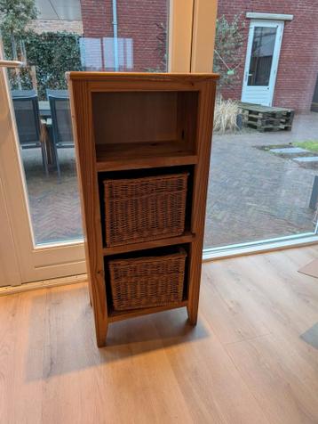 Gratis af te halen - Kastje met twee rieten manden