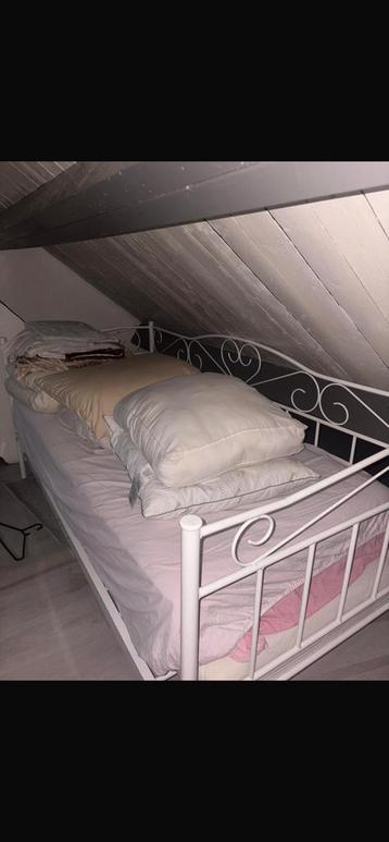 Gratis op te halen bed, eiken tafel en kastje