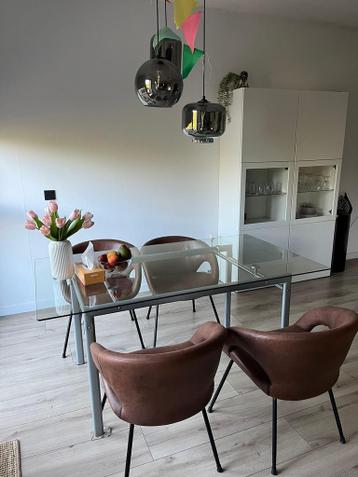 Stijlvolle glazen eettafel