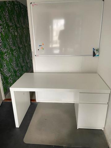 Bureau - Gebruikt, met gebruikssporen