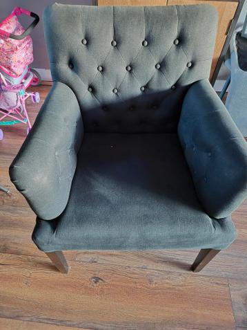 Grijze fauteuil met knopen
