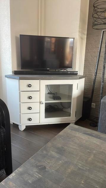 Tv kastje voor in de hoek