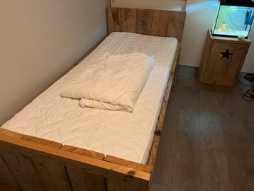 Steigerhouten Bed + Matras & Nachtkastje - Gratis!